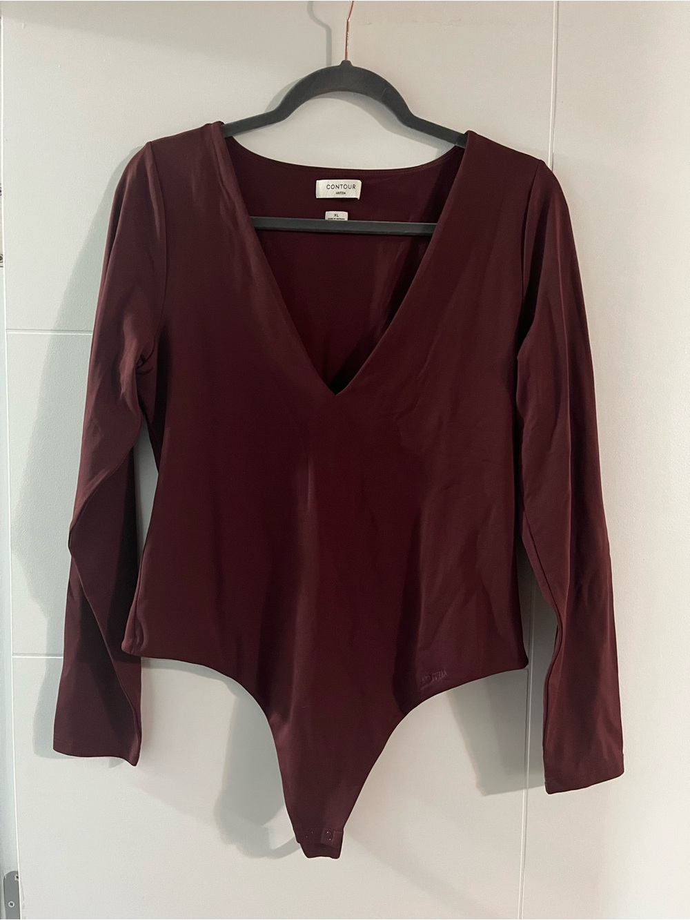 Aritzia Long Sleeve Contour V-Neck Bodysuit - Burgundy